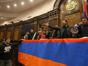 محتجون يقتحمون مقر البرلمان الأرمني في يريفان