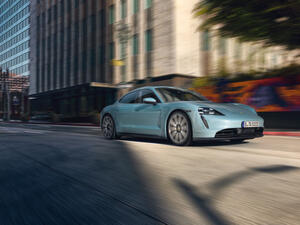 تأتي السيارة مع بطارية بقدرة إجمالية تبلغ 79.2 كيلو واط في الساعة ويوفر ما يصل إلى 522 حصانا