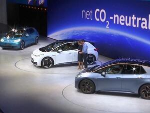 السيارات الكهربائية وسيارات الدفع الرباعي في معرض فرانكفورت الضخم للسيارات