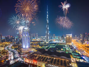 يبلغ ارتفاع «برج خليفة» 828 متراً، ويضم أكثر من 200 طابق منها 160 طابقاً مأهولاً بالسكان