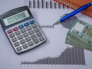 تحاول البنوك منذ أن عاودت فتح أبوابها قبل أسبوع تفادي هروب رؤوس الأموال بمنع معظم التحويلات النقدية إلى الخارج وفرض قيود على السحب بالعملة الصعبة 