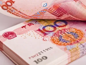 امتدت المخاوف عبر الأسواق الصينية والآسيوية لينخفض اليوان نحو 0.6 بالمئة مقابل الدولار وتهبط الأسهم الصينية 1.4 بالمئة