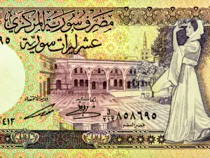 أسواق الصرافة تشهد إغلاقات وجموداً وامتناعاً عن البيع والشراء، بواقع التهاوي السريع لسعر العملة