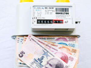 هبطت الليرة أكثر من 0.25 بالمئة إلى 7.3880 مقابل الدولار