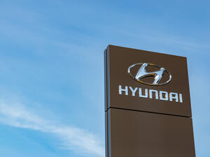 نقلت وكالة يونهاب للأنباء عن متحدث باسم هيونداي أنها تتشاور بشأن وقف مزيد من خطوط الإنتاج اعتمادا على مستقبل التطورات بشأن ذلك الفيروس