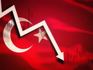 فقدت الليرة في ذلك الوقت 40 في المائة من قيمتها وتهاوت إلى مستوى 7.25 ليرة للدولار