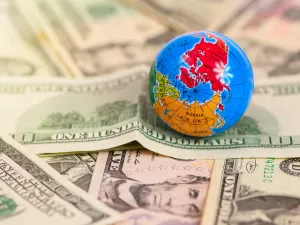 صندوق النقد الدولي في بيان إلى أن تصاعد التوتر الجيوسياسي، ولا سيما بين الولايات المتحدة وإيران، قد يحدث بلبلة في إمدادات النفط العالمية ويكبح الاستثمارات التجارية الضعيفة أساسا