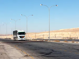 سوريا تلغي الرسوم الإضافية على الشاحنات الأردنية
