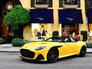 يحتوي الإصدار الخاص من “Aston Martin DBS Superleggera” على عدد من التفاصيل المذهلة، تشتمل طبقة الطلاء الخارجية “Jaune Bijan” المخصصة على نمط بيزلي خشن منقوش في طلاء غطاء المحرك