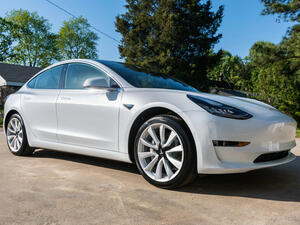 عند النظر إلى برنامج “Tesla”، وجد “Green” بضعة تغييرات ملحوظة قادمة إلى الطراز 3، بما في ذلك تضمين وضع “Ludicrous”، وخيار بطارية 100 كيلو واط في الساعة