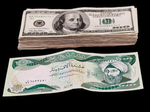 العراق يعتزم الاستفادة من أزمة انهيار الدينار أمام الدولار