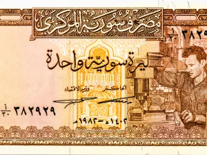 استمرت الليرة السورية في التراجع، إذ افتتحت أمس، بسعر 980 ليرة للشراء، مقابل 990 ليرة للبيع
