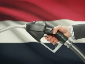 كانت الأزمة الأخيرة التي شهدتها صنعاء ومدن يمنية في المشتقات النفطية هي الأكبر منذ بداية الحرب قبل نحو خمس سنوات وتعويم تجارة الوقود وانتشار السوق السوداء
