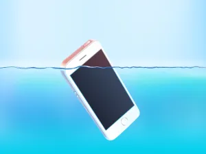 تتمثل الخطوة التالية في تجفيف الهاتف الذكي، وذلك من خلال تفكيك جسم الهاتف وإخراج بطاقة SIM وبطاقة الذاكرة