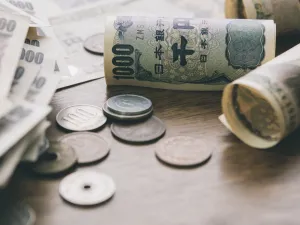 الين نحو أدنى مستوى في 10 أشهر مع صعود الدولار