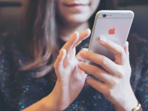 تبلغ قيمة هاتف آيفون 11، أحدث إصدارات أبل، حوالي 700 دولار 