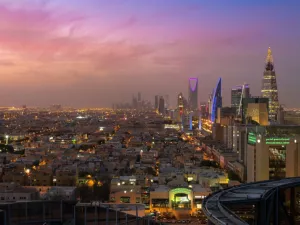 يستعرض المسؤولون السعوديون تجارب المملكة الناجحة في ضوء مشروع المملكة الطموح «رؤية 2030» والتي ساهمت في تسريع وتيرة التقدم التنموي والوصول لمستويات عالية من مستهدفات مشروع التحول في البلاد