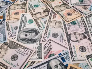 الدولار يسجل أعلى مستوى في 2021 وسط ترقب تقليص حوافز الجائحة