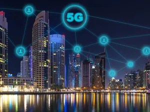 تقوم شركات صناعية مثل، دوسان وهيونداي لمعدات البناء وفولفو لمعدات البناء وإبيروك، بتجارب لتشغيل معدات عن بعد تتضمن، الحفارات والرافعات، باستخدام تقنية الجيل الخامس (5G)