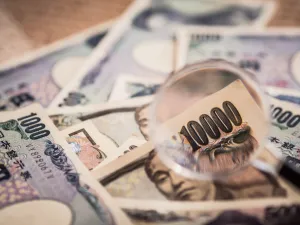 هبط الين لأقل مستوى في خمسة أسابيع عند 107.50 ين وهو الأدنى منذ أوائل اغسطس آب