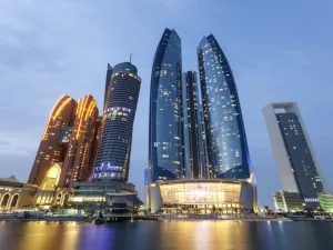 تقوم كل المراكز التجارية بحملة تخفيضات بمناسبة الاحتفاء بنهاية العام