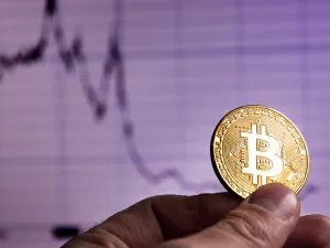 "يتم تداول "بيتكوين" حاليا حول سعر 7200 دولار أمريكي صعودا وهبوطا