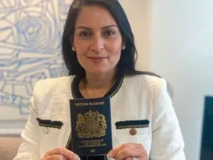 بريطانيا تبدأ إصدار جواز السفر الأزرق للمرة الأولى منذ 30 عاما