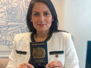 بريطانيا تبدأ إصدار جواز السفر الأزرق للمرة الأولى منذ 30 عاما