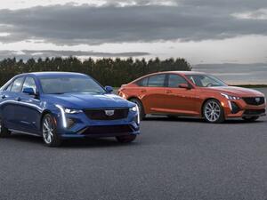 تحمل السيارتان واجهات خلفية بسيطة وأنيقة مع مخارج عادم رباعية