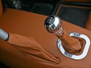 تم تزويد ثلاثة من كل عشر طرازات جديدة في صالات العرض اليوم بفرامل يدوية، حيث يتخلص منها المصنعون لصالح أجهزة إيقاف السيارات الإلكترونية