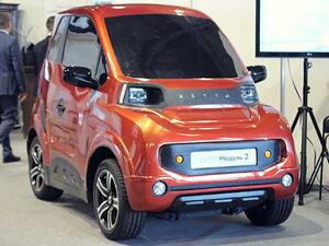 يتم شحن البطارية في غضون 4 ساعات فقط، عبر الاتصال بمصدر تيار 220 فولت