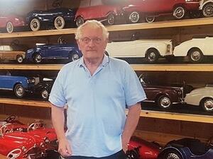 كان السيد وادوود قد بدأ بالفعل في استعادة وجمع نماذج عن سيارات جاكوار، عندما شاهد نسخة منها في معرض للسيارات في أوائل سبعينيات القرن الماضي وقرر شراءها