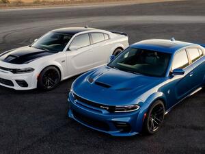 تحصل فئات الهيكل العريض من تشارجر على واجهات أمامية وخلفية جديدة كاملة مع أقواس واسعة تمنح السيارة اسمها ومنظرها الجريء بعرض 89 مم إضافية