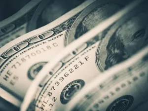 الدولار عند أعلى مستوى في أسبوع 