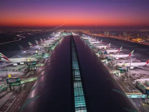 اليوم يتضمن مطار دبي الدولي ثلاثة مبانٍ، بما فيها أول وأضخم مبنى في العالم لاستقبال الطائرات من طراز إيرباص إيه 380