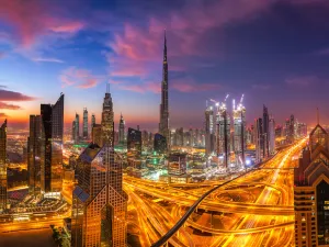 هناك 13 مدينة في وسط الصين مغلقة الآن، وقد تم إغلاق المناطق السياحية الرئيسية مؤقتًا في البر الرئيسي، بما في ذلك ديزني لاند في شنغهاي والمدينة المحرمة في بكين، وفقًا لتقارير وسائل الإعلام الدولية