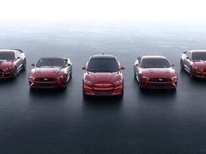 تتميز “ماخ اي 2021” بخط سقف مائل أشبه بالكوبيه وسطوح منحنية بشكل سلس ورفارف خلفية بارزة ومقابض أبواب مخفية