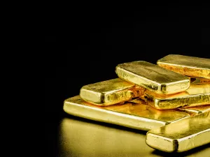 أسعار الذهب تنخفض مع تجاوز الدولار مخاوف كورونا