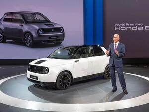 تم تجهيز “honda e” بمحرك كهربائي عالي الطاقة متوفر بمخرجين طاقة تبلغ 100 كيلوواط (136 جزءا في الثانية)