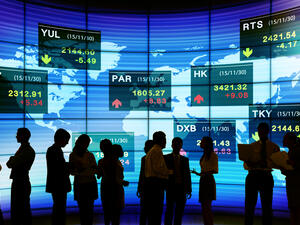  نزلت الأسهم الأمريكية من أعلى مستوياتها على الإطلاق خلال العام المنصرم، مع اتجاه مؤشر ستاندرد آند بورز 500 صوب أفضل أداء سنوي له منذ 2013