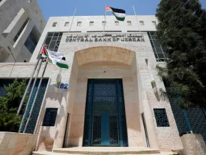 أضاف المركزي أن لا مخاطر على أموال المودعين لدى تلك البنوك