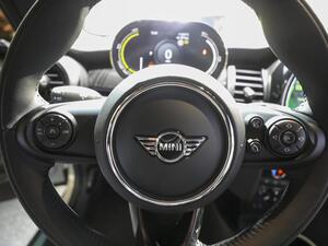 ستصدر السيارة ضوضاء طفيفة عند السرعات المنخفضة – كما هو مطلوب بموجب التشريعات الأوروبية الجديدة – حتى يتمكن الناس من سماع السيارة الصامتة وهي تقترب منهم