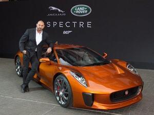 السيارة هي واحدة من سيارات Jaguar C-X75s المستخدمة في الفيلم، وهي نسخة من سيارة Jaguar ذات التصميم غير المنتج.