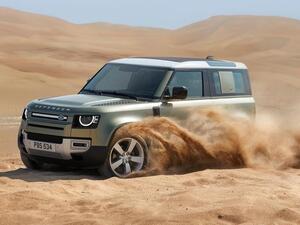 تتوفر ديفندر 2020 بالعديد من الألوان الخارجية الفريدة ويمكن أيضاً الاختيار ما بين 12 تصميماً مختلفاً للعجلات وبقياسات تتراوح ما بين 18 إلى 22 بوصة