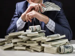  20 شخصا من هؤلاء المدرجين على مؤشر أغنياء العالم فقدوا ما يقارب الـ 20 مليار دولار بمعدل خسارة مليار دولار لكل واحد