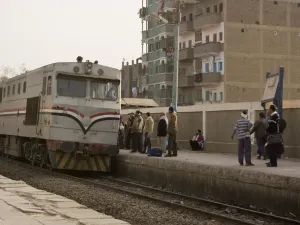 يقتطع نحو 800 ألف جنيه سنوياً من أموال العاملين لصالح صندوق الخدمات الاجتماعية للموظفين وأسرهم، وهو ما يمنحهم حق استقلال جميع القطارات بالمجان أو بربع الأجرة