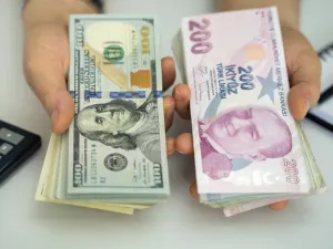 سجلت  الليرة التركية ارتفاعاً  بنسبة 7% الثلاثاء 21 ديمسبر، بعد انتعاش تاريخي بنسبة 25% أمس عن انخفاضاتها القياسية وذلك بعد أن كشف الرئيس التركي رجب طيب أردوغان عن خطة قال إنها ستحمي الودائع بالعملة المحلية من تقلبات الأسواق.