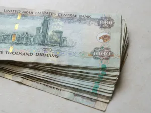 عملية إغلاق الحسابات المصرفية تتم وفقاً لشروط وأحكام فتح الحساب الخاص بالبنك التي يجب أن تتناسب مع القوانين المعمول بها في الدولة