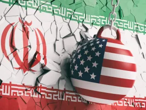 سارع ترامب إلى الرد ليزيد الضغوط على الاقتصاد المنهك في إيران ففرض عقوبات تستهدف كل من يشتري أو يتاجر بالحديد والصلب والالمنيوم والنحاس الإيراني