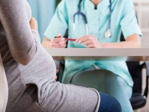 افرازات خضراء للحامل: أسبابها ودلالاتها وطرق علاجها